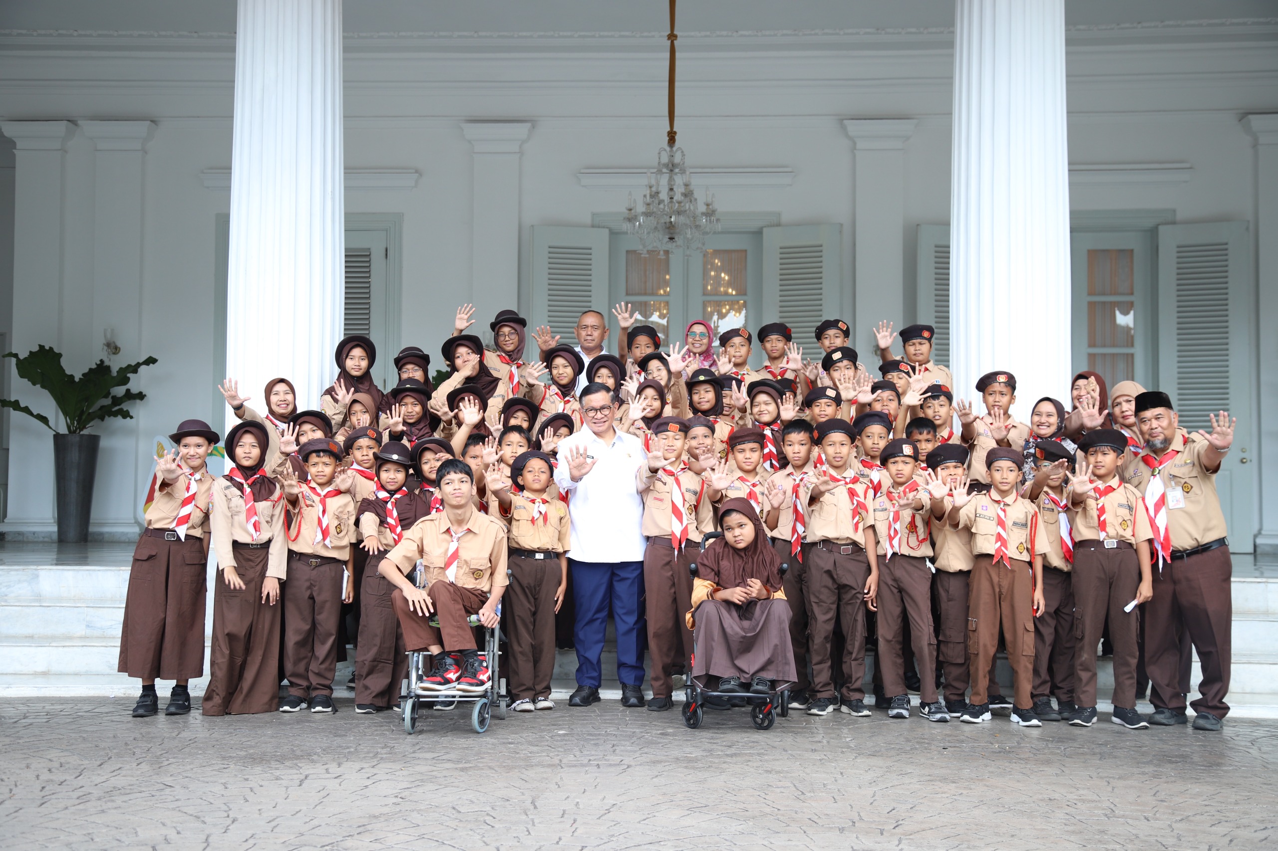 Dalam rangka menyabut Hari Anak Nasional, 50 Pelajar SDN Senen 03 Jakarta mengikuti tour keliling Balai kota Provinsi DKI Jakarta . 
